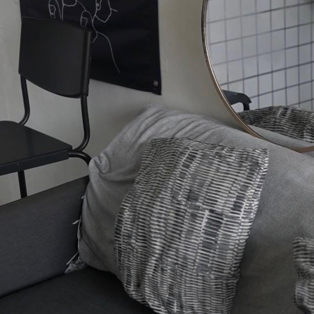 Barista sharing coffee knowledge at Portafilla