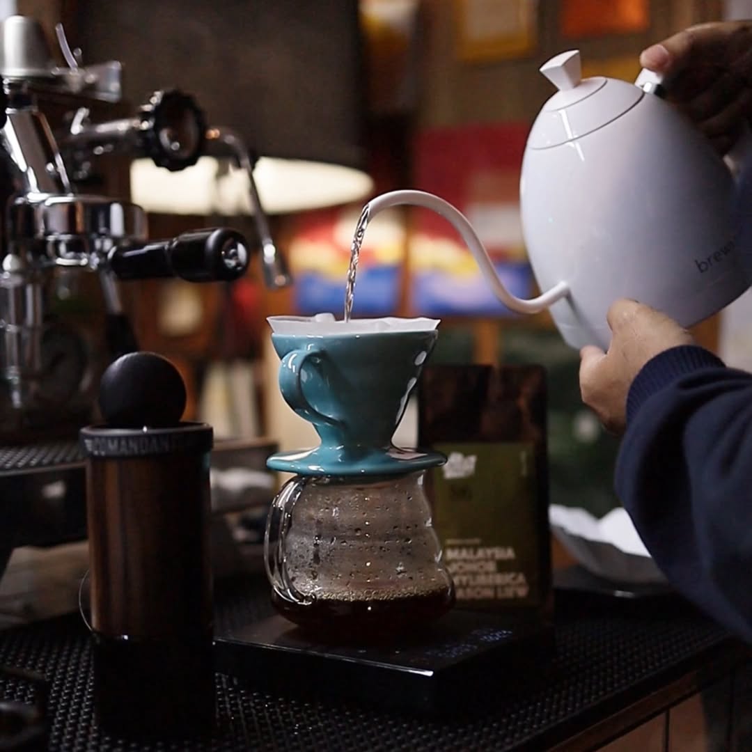 Barista explaining coffee at Portafilla
